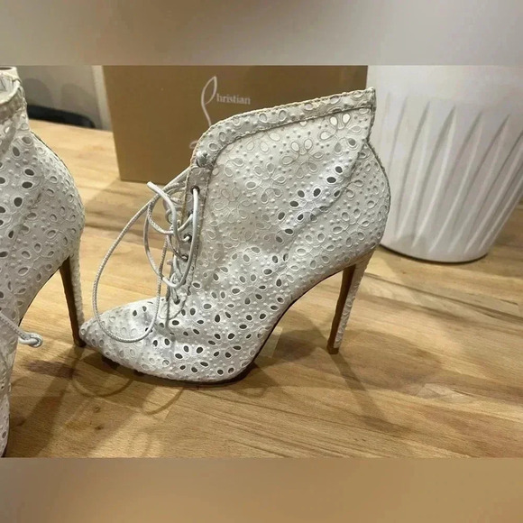 ALAÏA White laser cut lace-up ankle boots in size 39 or 8.5. - Picture 9 of 12